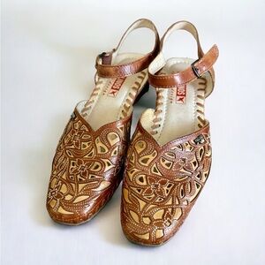 PIKOLINOS Brown Tan Sandals with Intricate Cutout Design